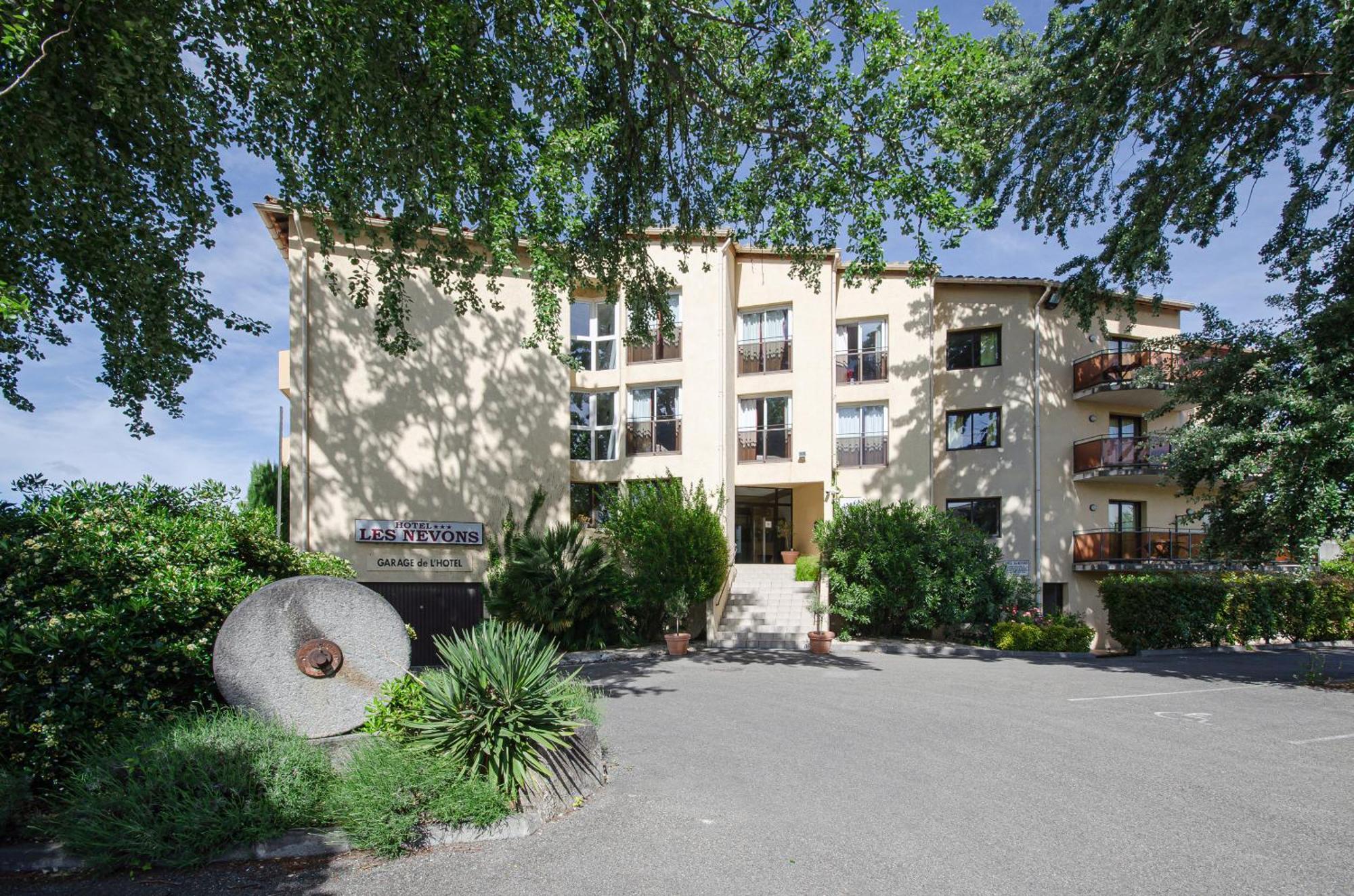 Hotel Les Nevons Л'Иль-сюр-ла-Сорг Экстерьер фото
