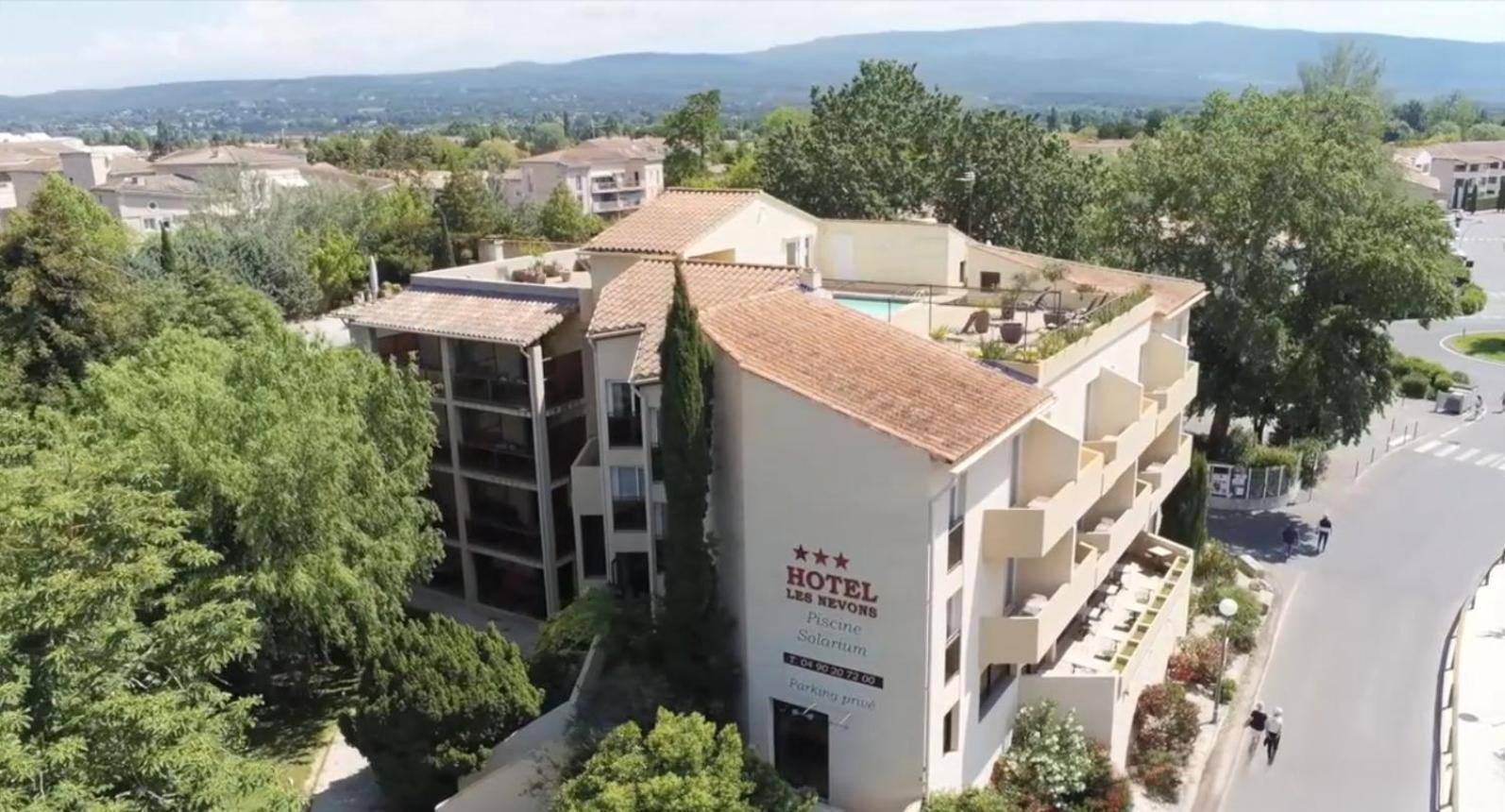 Hotel Les Nevons Л'Иль-сюр-ла-Сорг Экстерьер фото